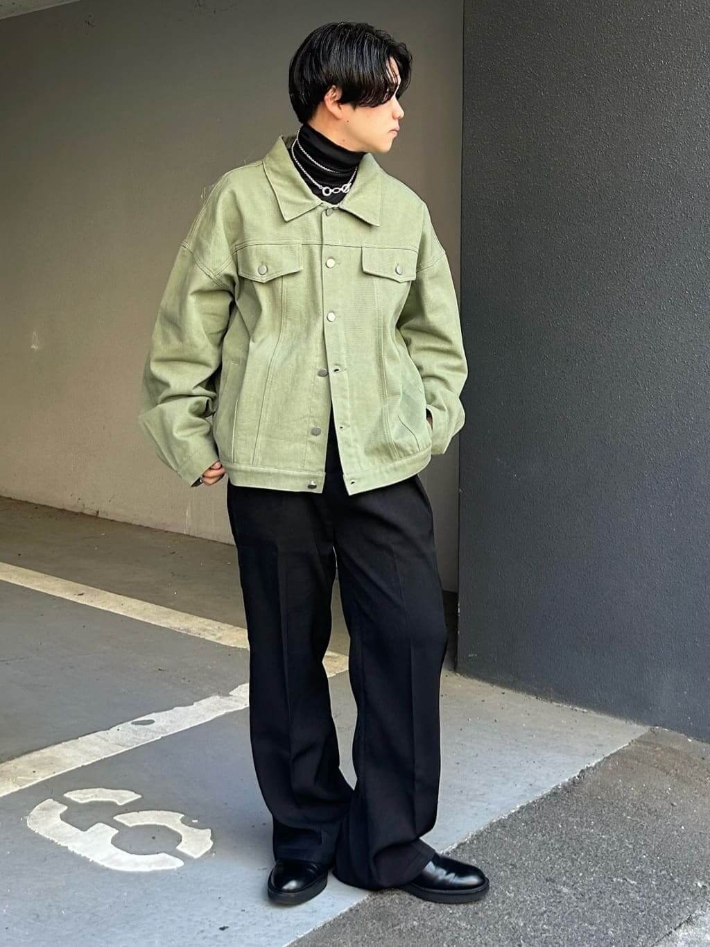 ライトカーキのジャケットを主役にしたモダンミリタリーコーデ
