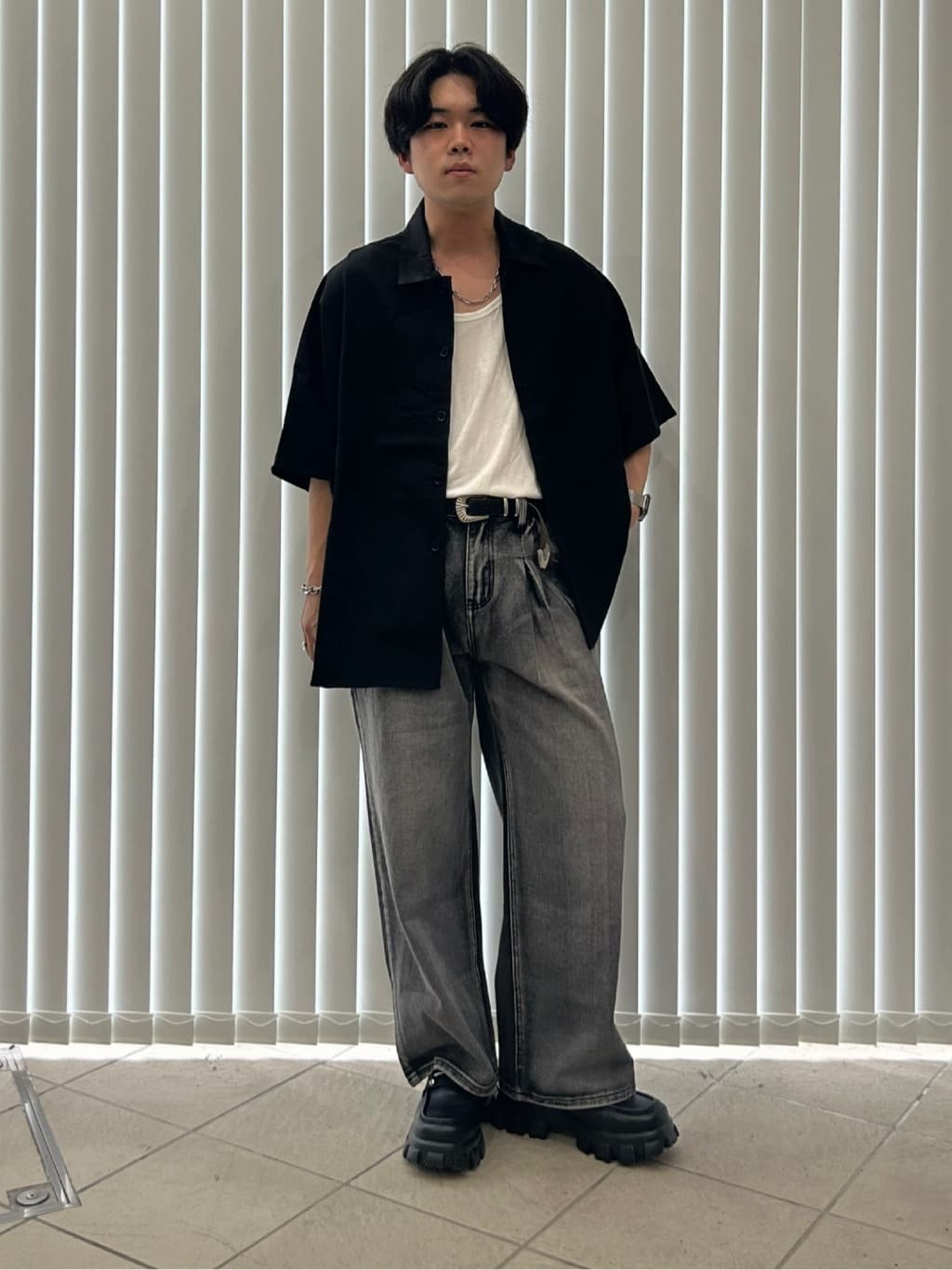黒のオープンカラーシャツと白Tを合わせたストリートモノトーンコーデ