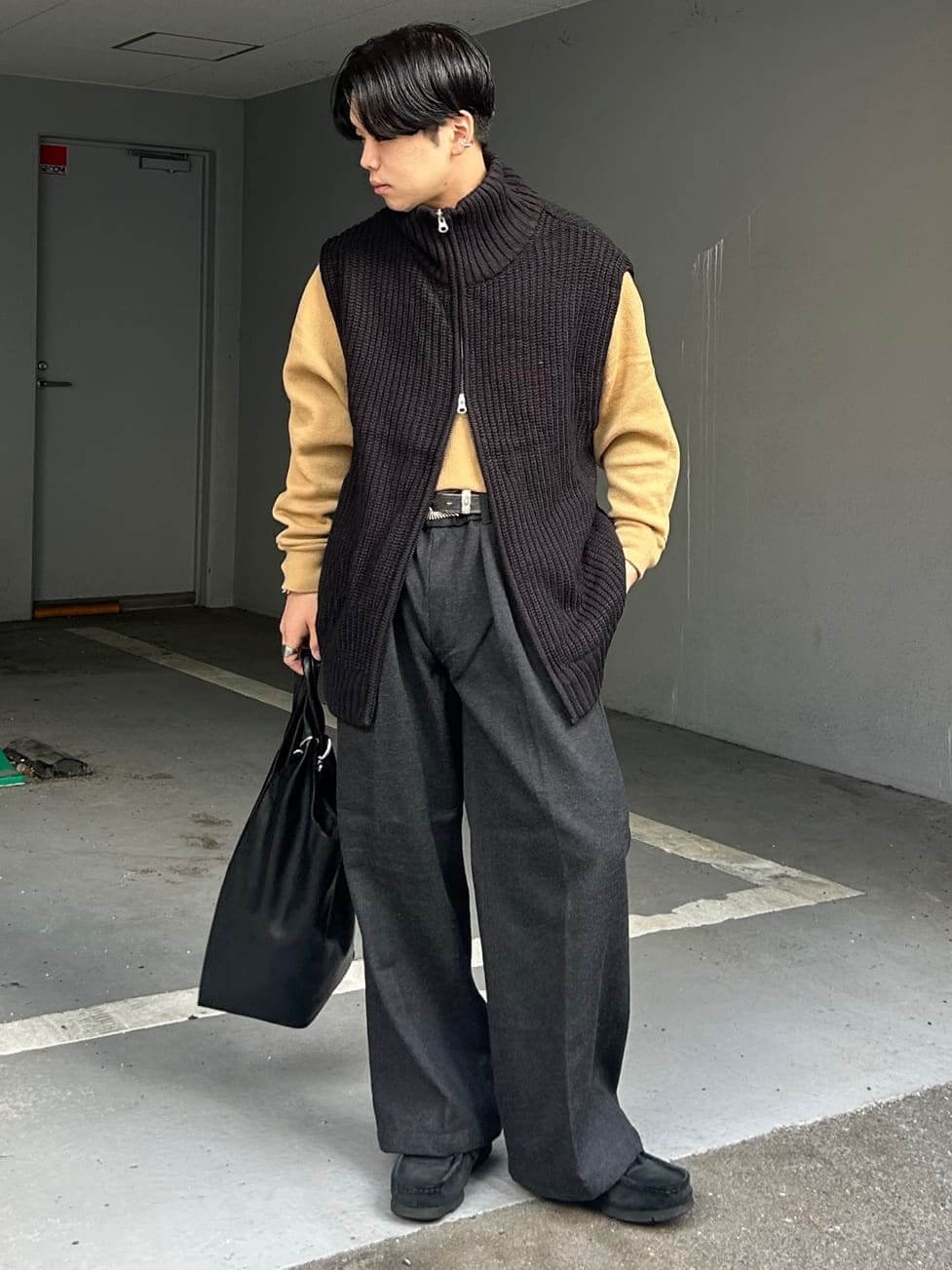 ベージュのロンTと黒ニットベストを組み合わせた大人モードレイヤードコーデ