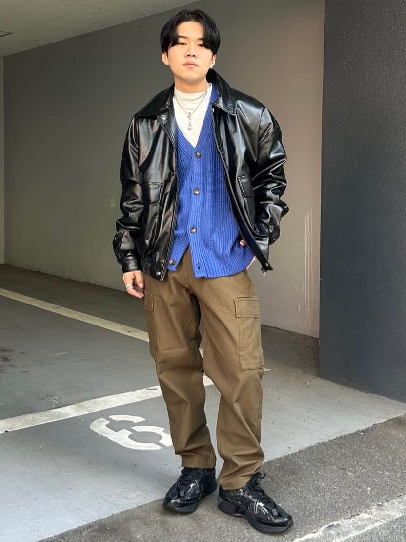 ブラックレザージャケットを主役にしたカジュアルミックスコーデ