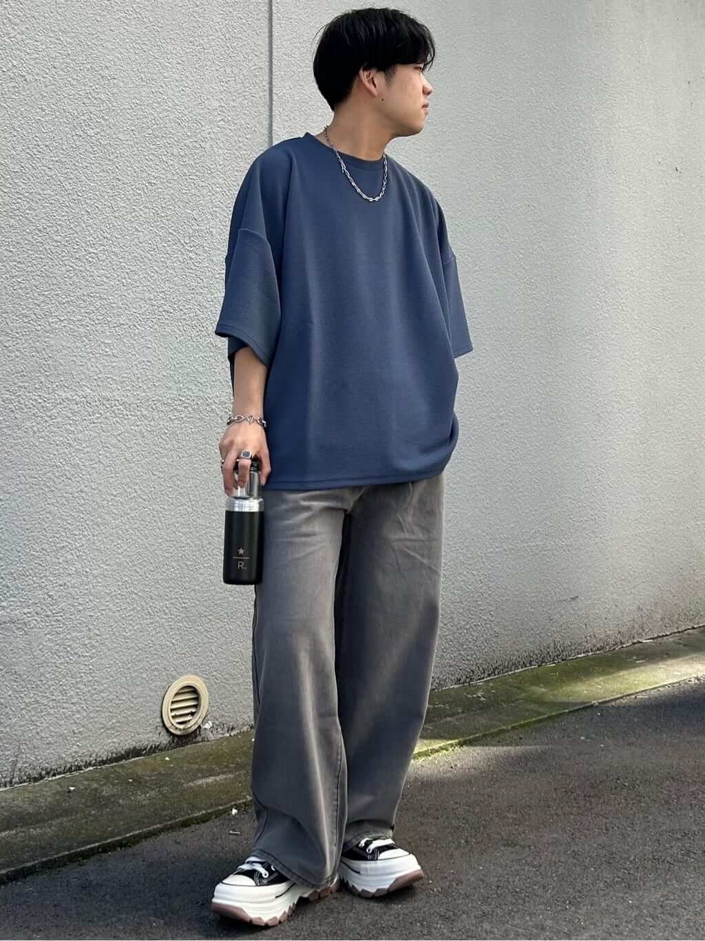 ブルーのTシャツとワイドデニムを合わせたシンプルカジュアルコーデ