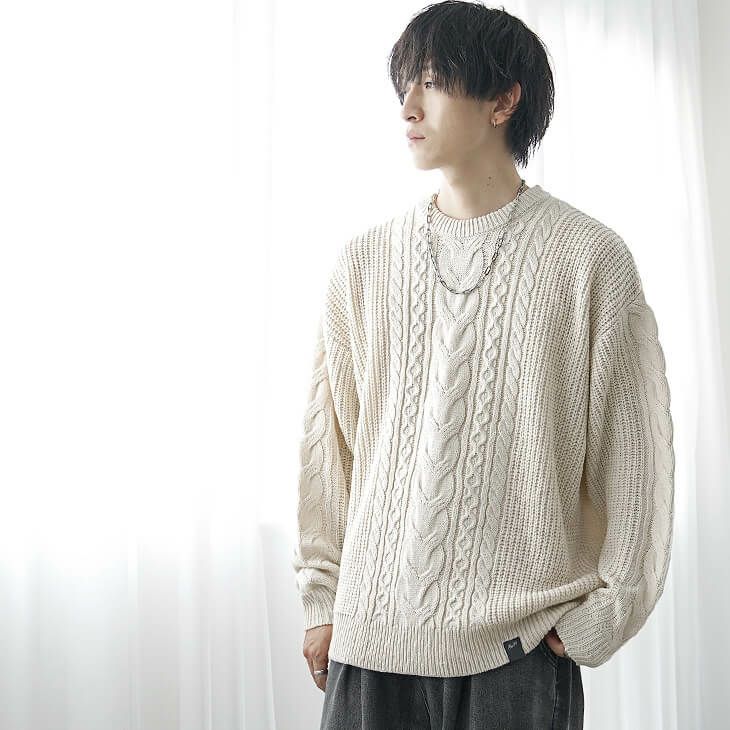 白色ニットコーデ