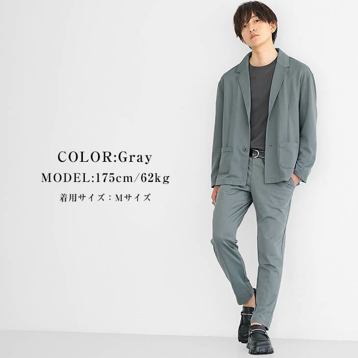 グレーのセットアップで仕上げたシンプルモードコーデ