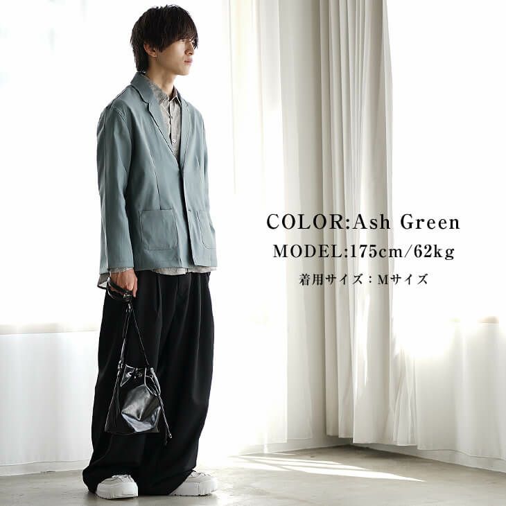 アッシュグリーンのジャケットを主役にした洗練カジュアルコーデ