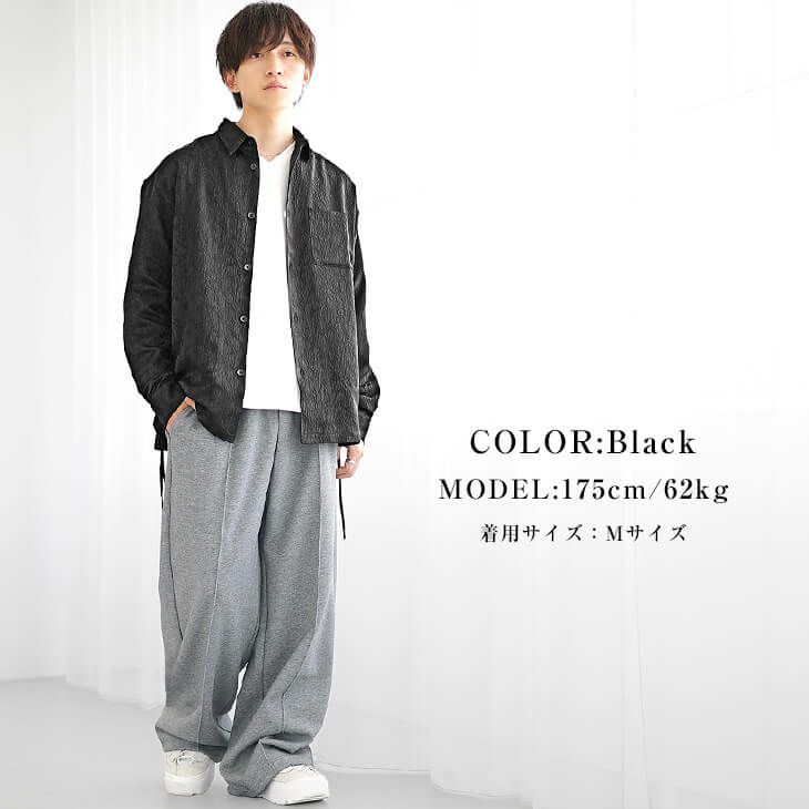 ブラックシャツとライトグレーパンツのシックカジュアルコーデ