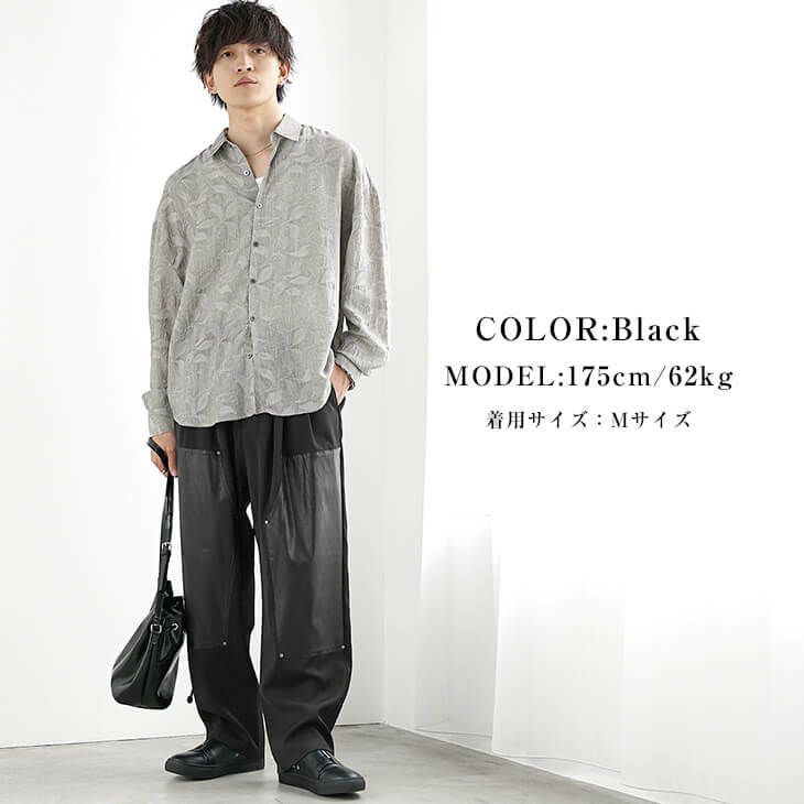 グレーのリーフ柄シャツとブラックパンツの夏向けモードスタイル