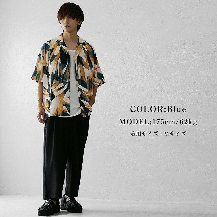 リーフ柄シャツと黒パンツのリゾート風カジュアルコーデ