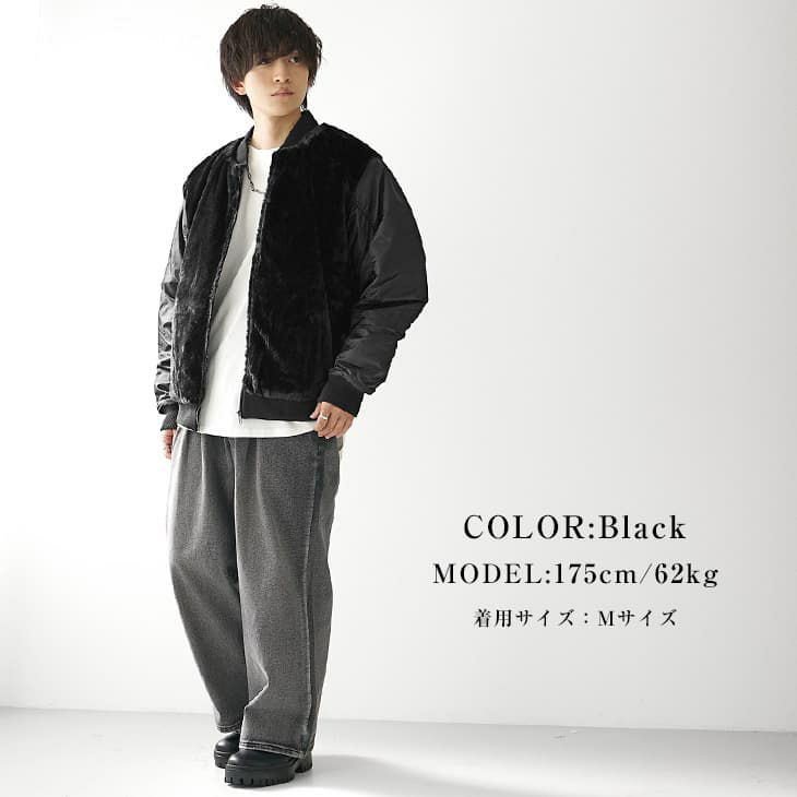 毛足のあるブラックブルゾンとグレーパンツで仕上げたモノトーンスタイル