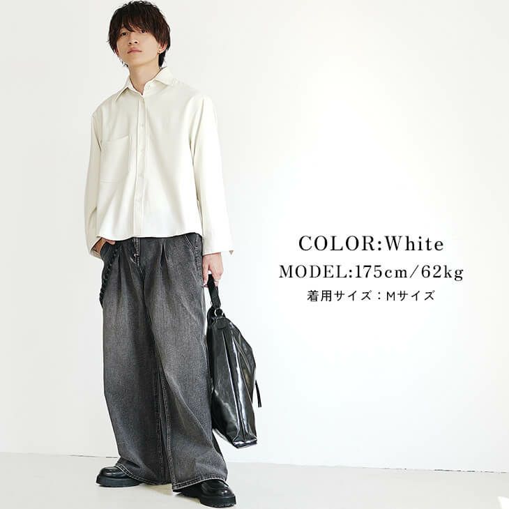 白シャツと黒デニムのシンプルミニマルコーデ