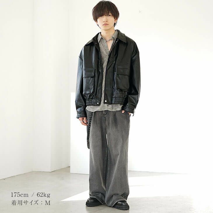 フェイクレザーのブルゾンを主役にしたエッジの効いたスタイル