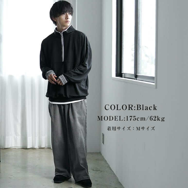 ハーフジップトップスと黒デニムで仕上げたアスレジャー風コーデ