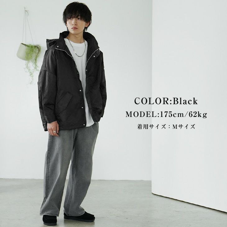 ブラックのフード付きジャケットを取り入れたカジュアルモードコーデ