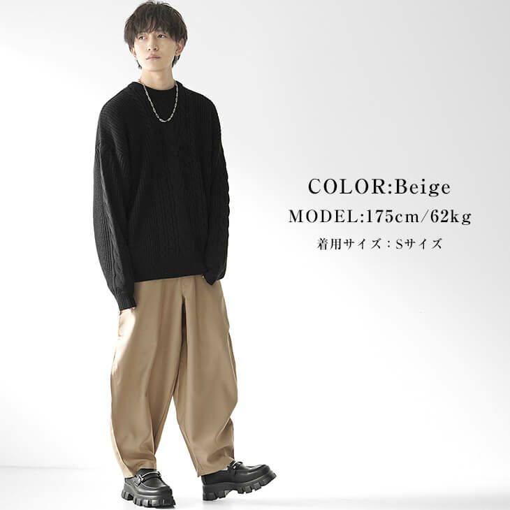 ブラックニットとベージュパンツを組み合わせたシンプルコーデ