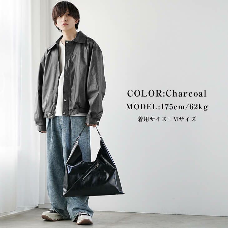 チャコールグレーを基調にしたシンプルで洗練されたコーディネート