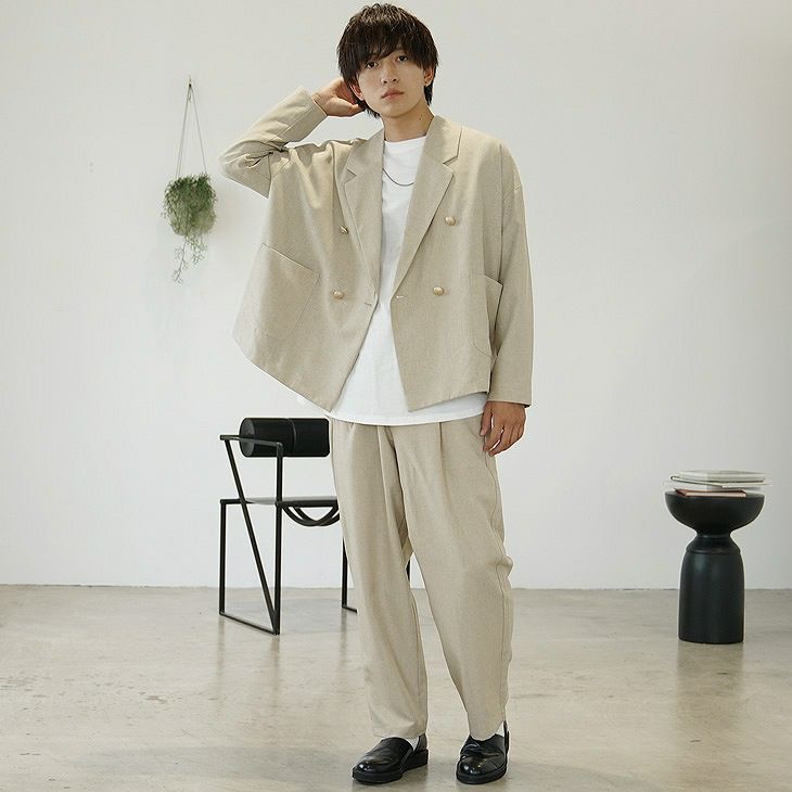 ベージュセットアップのナチュラルコーデ