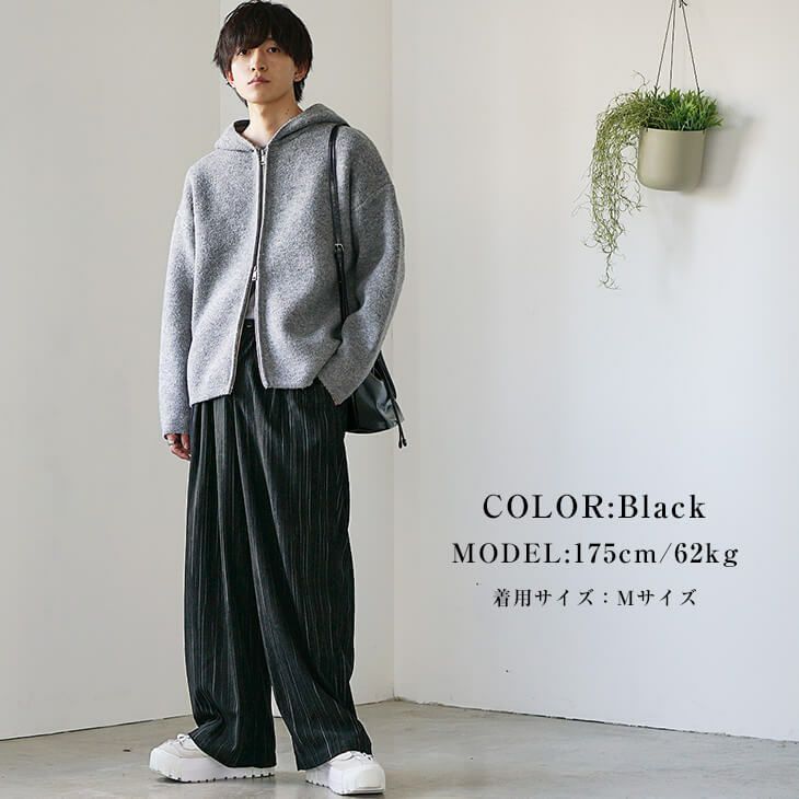 グレーパーカーを主役にした大人カジュアルなデートコーデ