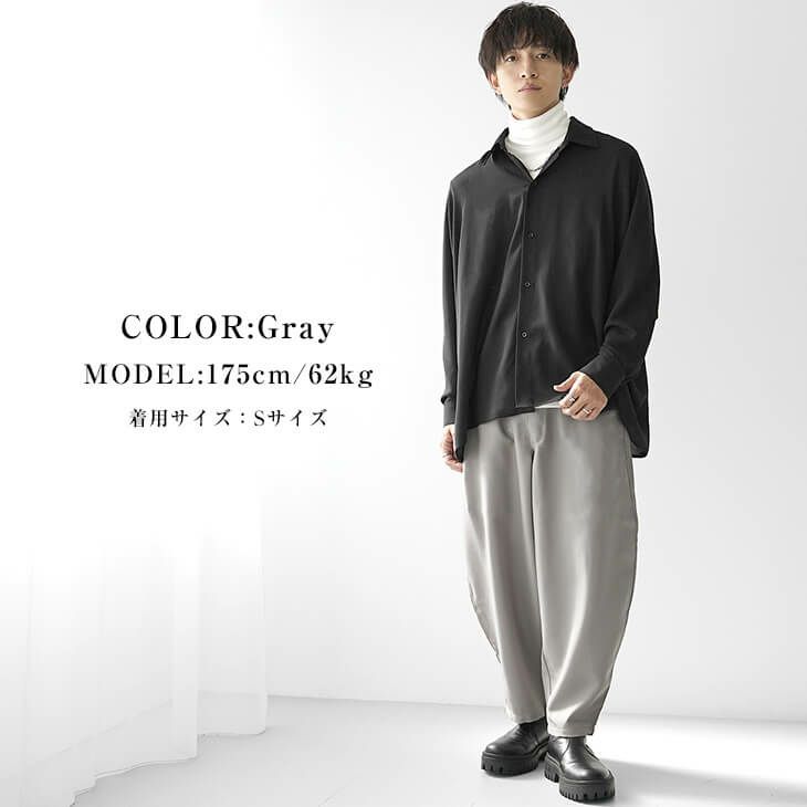 黒シャツとライトグレーのパンツを合わせたシックなモノトーンデートコーデ