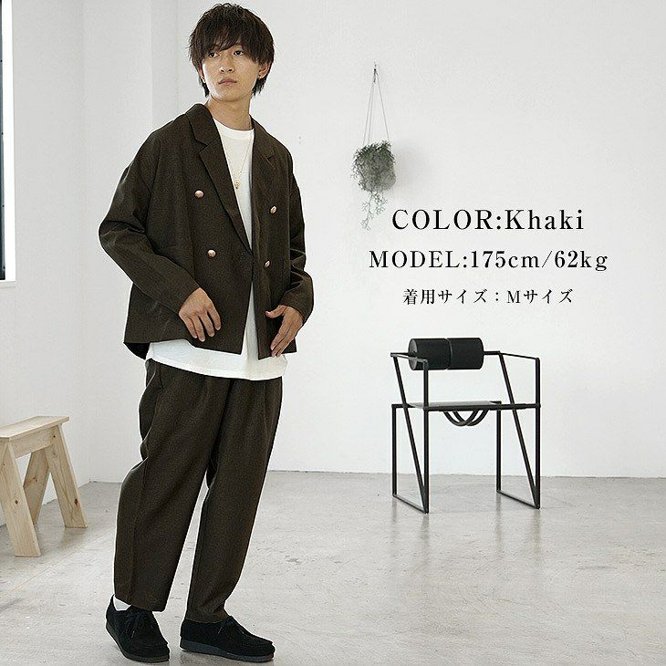 カーキのセットアップを主役にした洗練された春コーデ