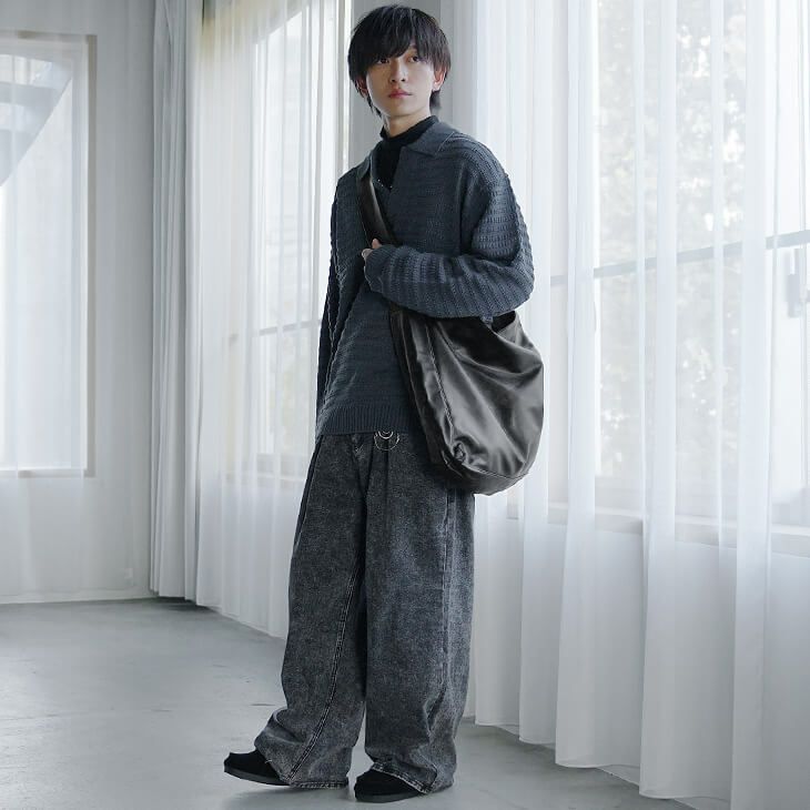 ブルーグレーのニットポロを使った上品カジュアルコーデ