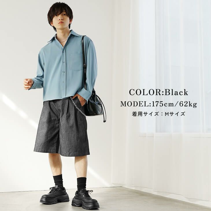 ブルーシャツとブラックショーツの夏カジュアルスタイル