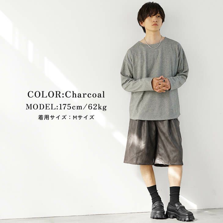 グレーカットソーとレザーショーツのワントーンスタイル