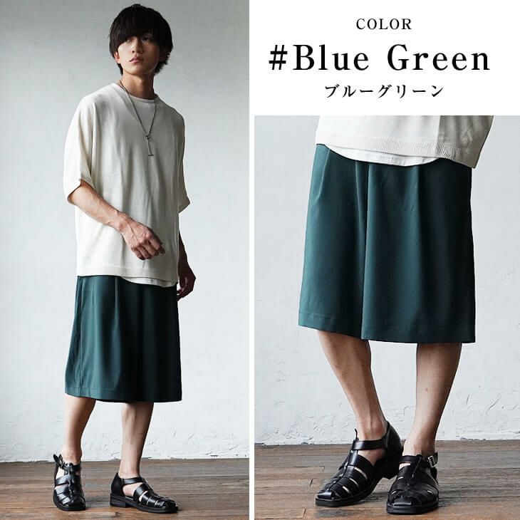 ベージュTシャツとブルーグリーンショーツのナチュラルスタイル