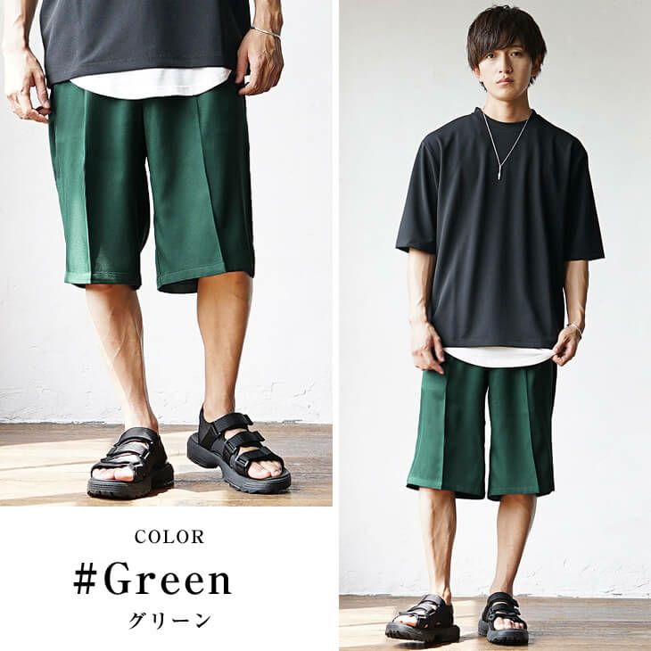 黒Tシャツと切り替えグリーンショーツのモードスタイル