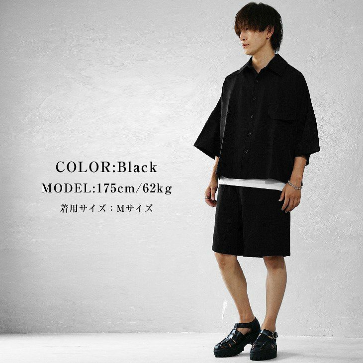 黒シャツとショーツでまとめたミニマルセットアップ