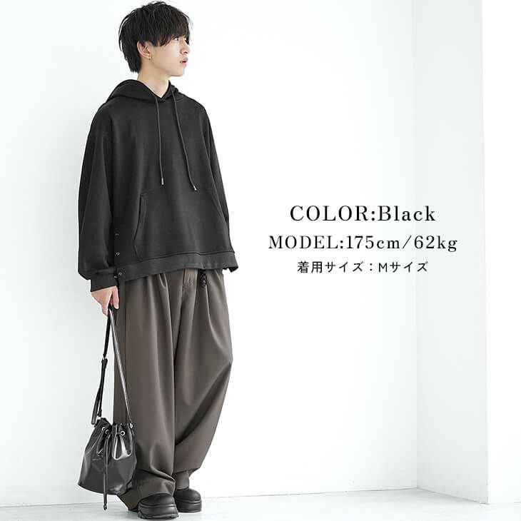 ブラックフーディとブラウンパンツのナチュラルリラックススタイル