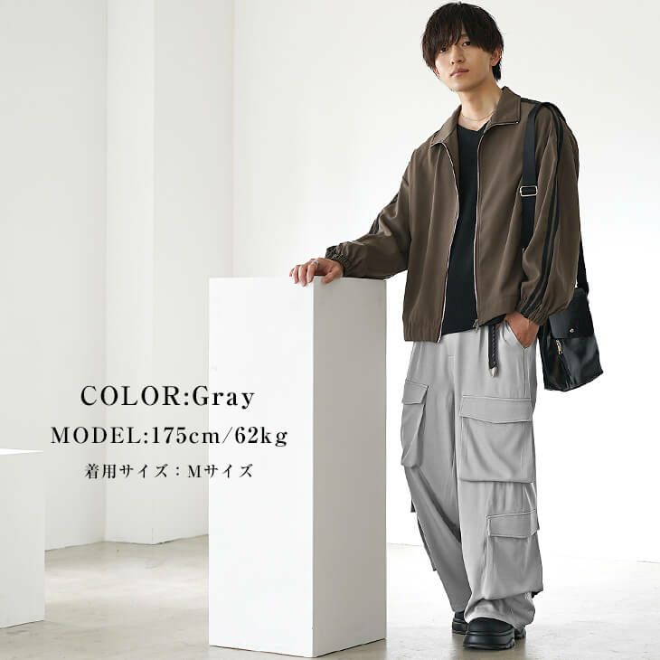 ブラウンジャケットとライトグレーカーゴパンツのミリタリースタイル