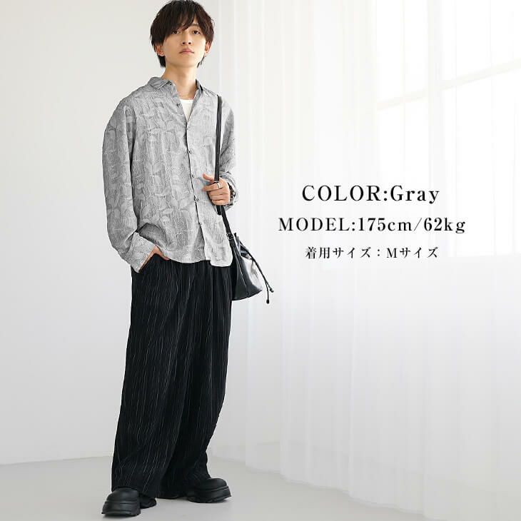 グレーヘリンボーンシャツとピンストライプパンツの大人コーデ