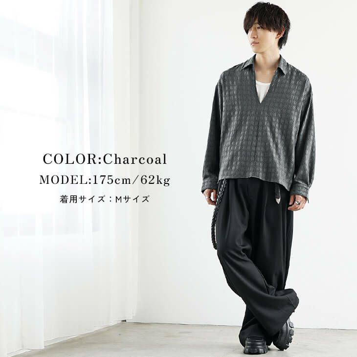 チャコールグレーシャツとブラックパンツでまとめたミニマルコーデ