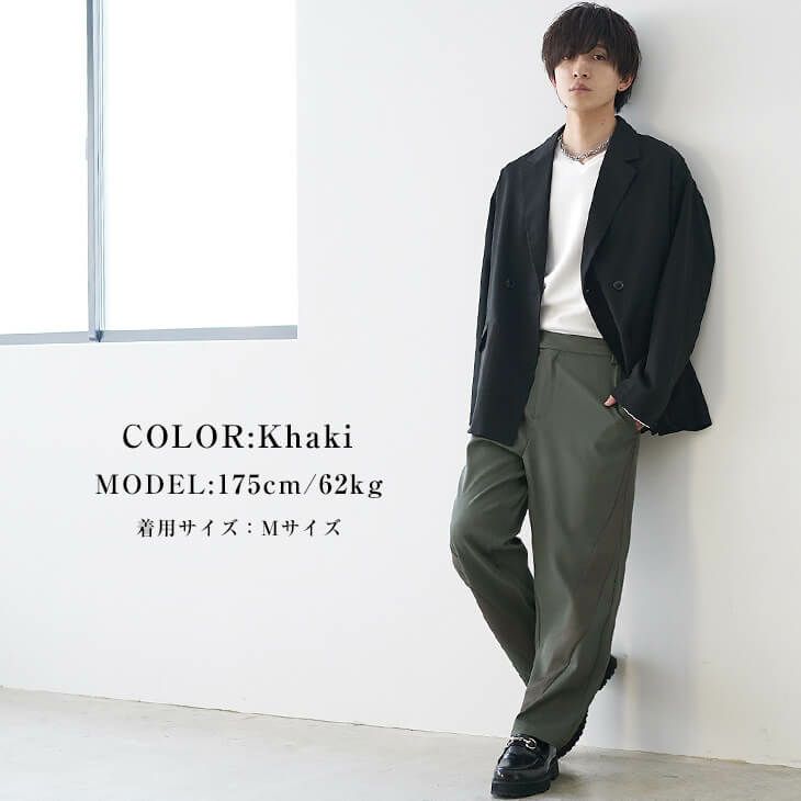 カーキパンツとブラックジャケットで仕上げたカーキモードコーデ