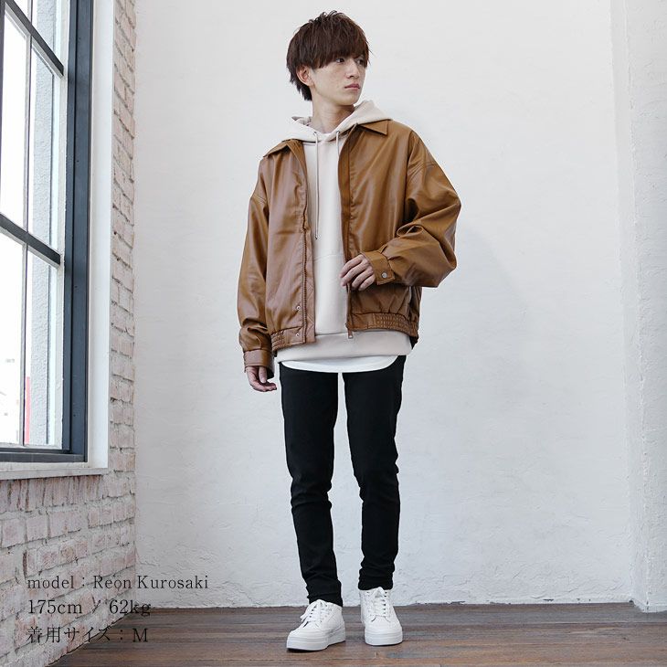 キャメルジャケットとブラックスキニーを合わせたスマートなストリートコーデ