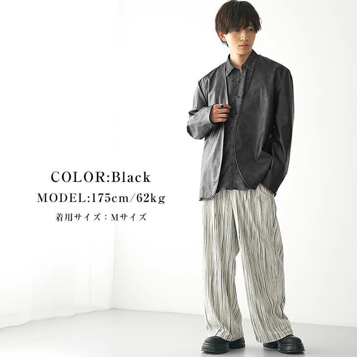 ブラックジャケットとアイボリーストライプパンツの個性派モードスタイル