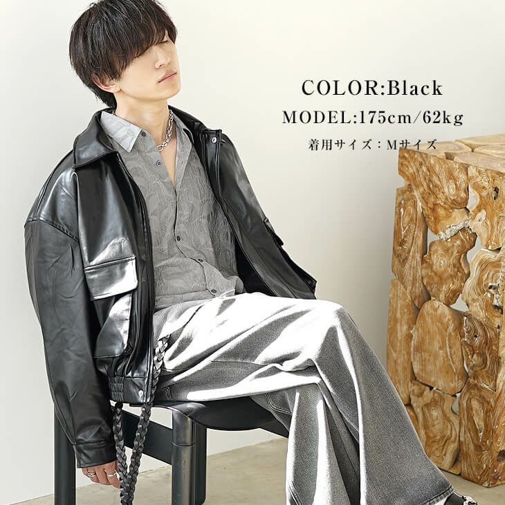 ブラックレザージャケットと柄シャツを合わせた都会的モードミックス