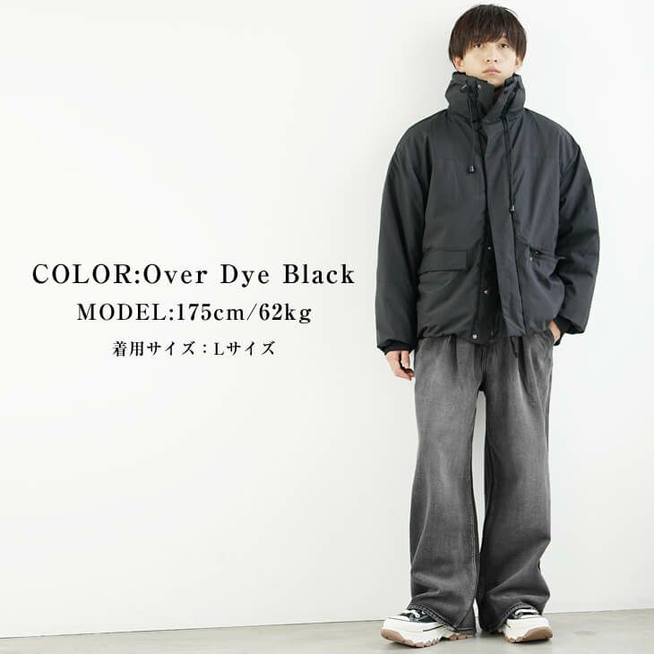 オーバーダイブラックアウターとグレーデニムを合わせたモードスタイル