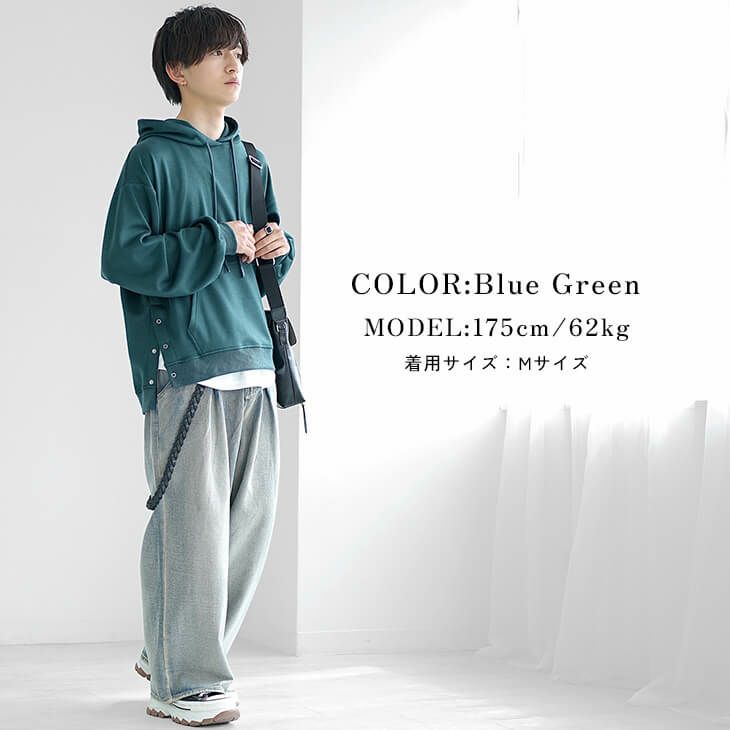 ブルーグリーンパーカーと白インナーでまとめた爽やかストリートコーデ