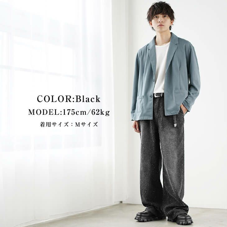スモーキーブルージャケットと黒ワイドパンツの爽やかコーデ
