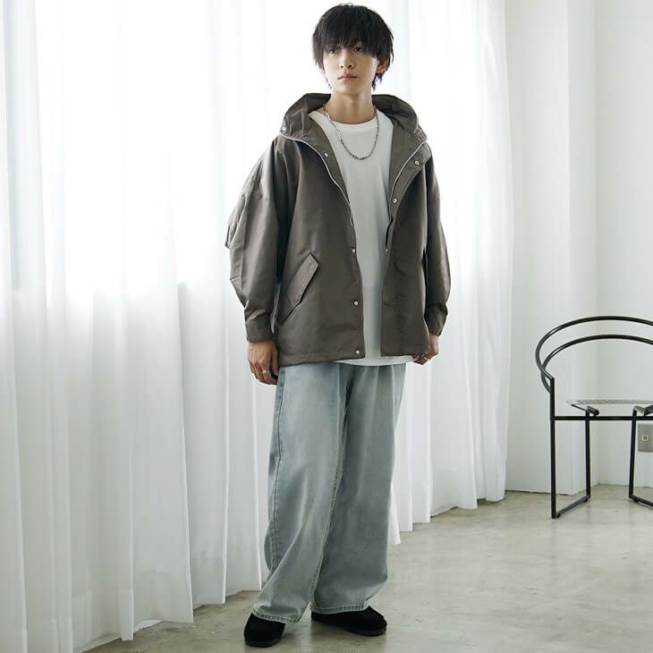 ライトブラウンのオーバーパーカーと淡色デニムのストリートカジュアル