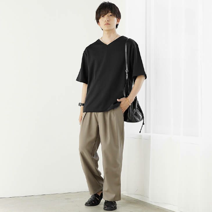 ブラックTシャツとモカスラックスの上品カジュアルコーデ