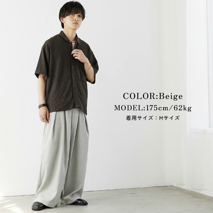 ダークベージュ開襟シャツとグレーワイドスラックスの上品コーデ