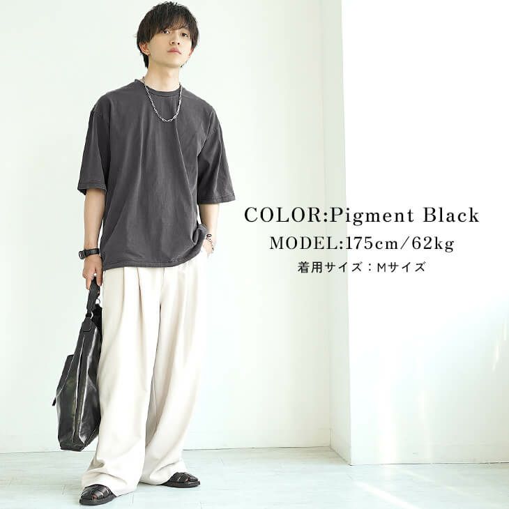 ピグメントブラックTとアイボリーパンツのクリーンカジュアルスタイル