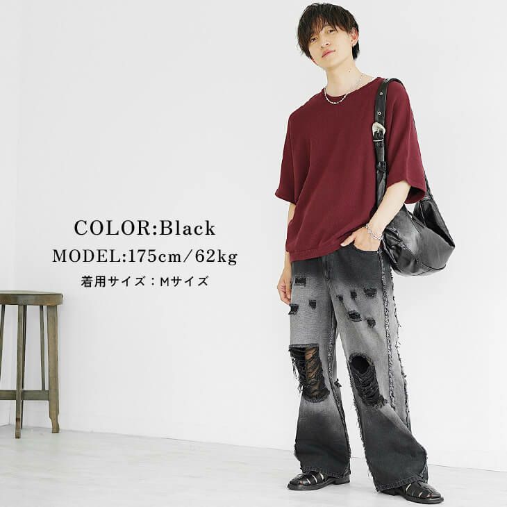 ワインレッドオーバーTとクラッシュデニムのストリートコーデ