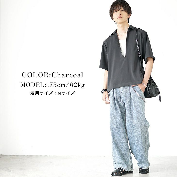 深Vネックチャコールプルオーバーとライトブルーデニムのリゾートカジュアル