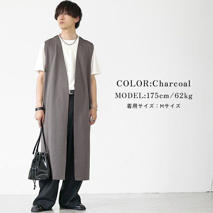 チャコールジレと黒パンツのモードなレイヤードスタイル