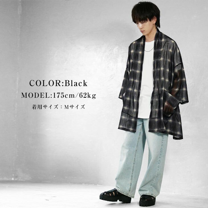 透け感チェックシャツとブルーデニムのリラックスコーデ