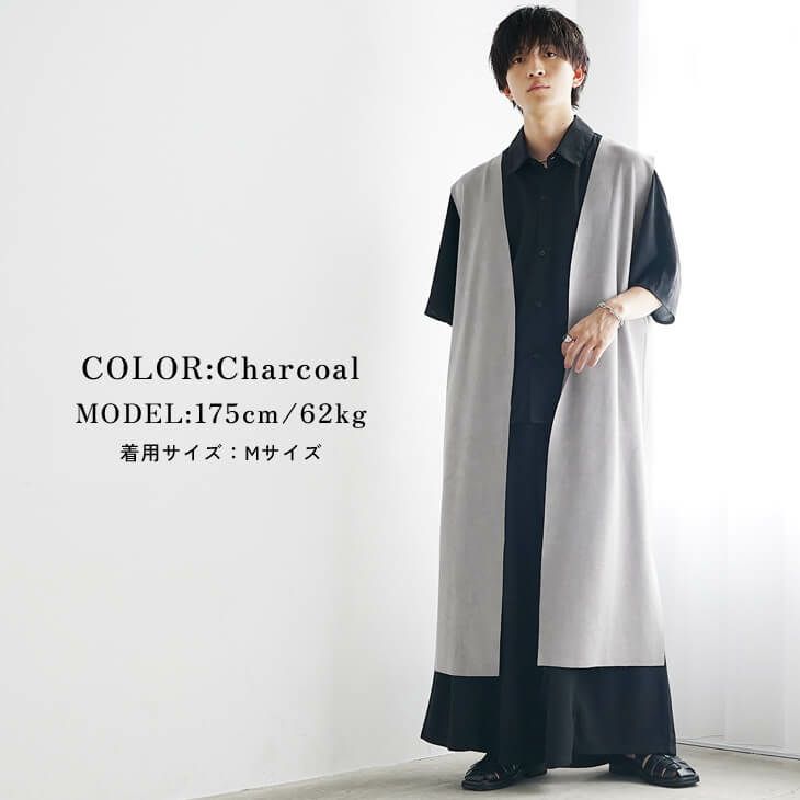 白T×黒パンツに重ねたチャコールロングジレのコーデ