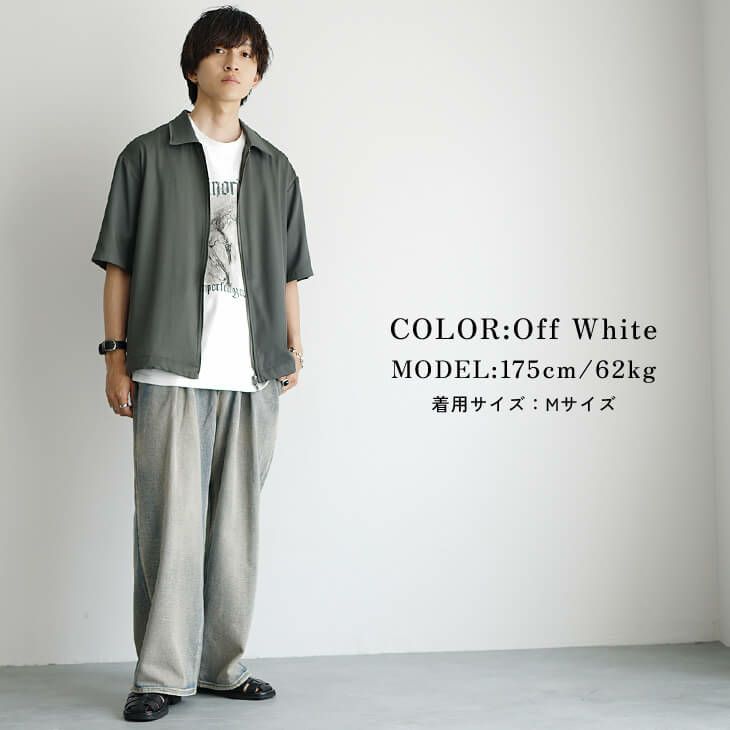カーキシャツを重ねたオフホワイトグラフィックTとグレーワイドパンツのレイヤードコーデ