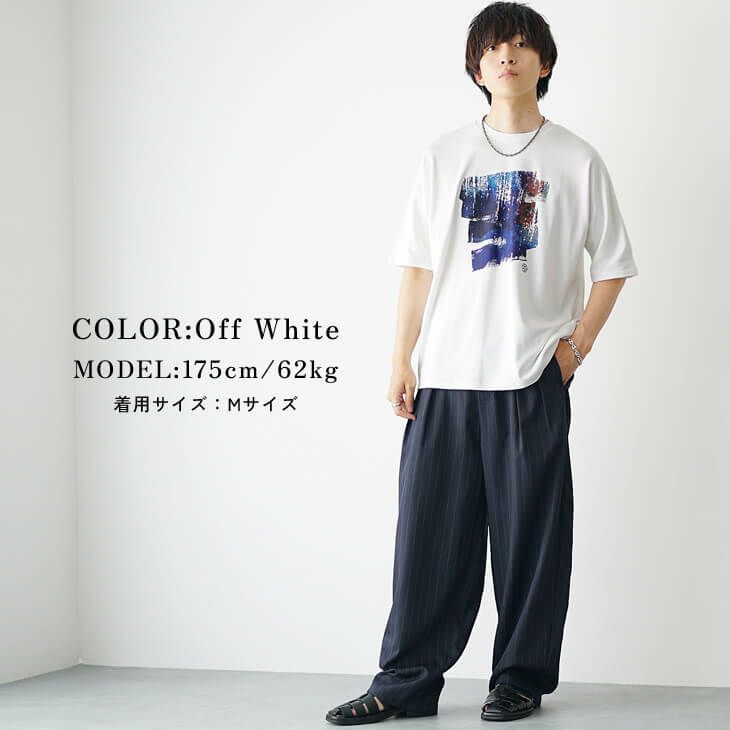 スプラッシュペイントのホワイトTとピンストライプパンツのアートコーデ